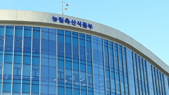 농림축산식품부가 미세먼지 문제 대응을 위해 '농업·농촌 미세먼지 대응 특별팀(TF)'을 발족했다고 14일 밝혔다.